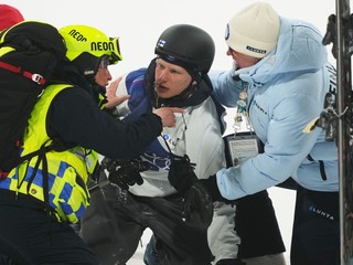 Fín Elias Lajunen so zdravotníkom.