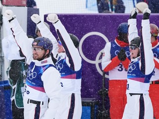Radosť americkej trojice po zisku zlata na ZOH 2026.