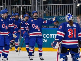 Hokejistky USA oslavujú gól. 