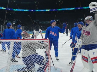 Americkí hokejisti počas tréningu.