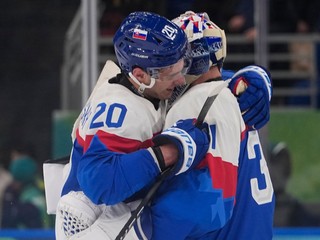 Juraj Slafkovský a Samuel Hlavaj po výhre Slovenska nad Fínskom na ZOH 2026