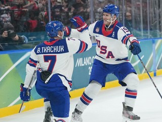 Bratia Brady Tkachuk a Matthew Tkachuk v drese USA počas ZOH 2026.