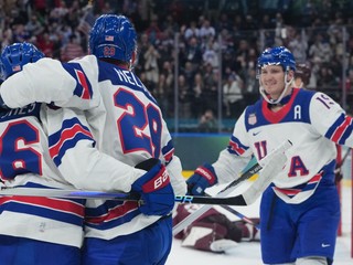Američania sa tešia z gólu do siete Lotyšov na ZOH 2026.