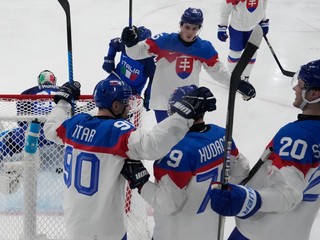 Slovenskí hokejisti oslavujú gól.