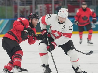 Sam Bennett a Kevin Fiala.