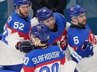 Slovenskí hokejisti v zápase proti Švédsku. 