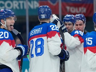 Slovenskí hokejisti po výhre nad Švédskom na ZOH 2026.