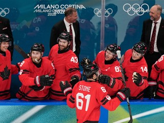 Mark Stone oslavuje zo spoluhráčmi svoj gól.