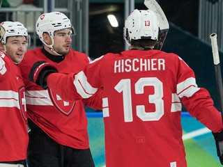 Hokejisti Švajčiarska oslavujú gól v sieti Talianska na ZOH 2026.