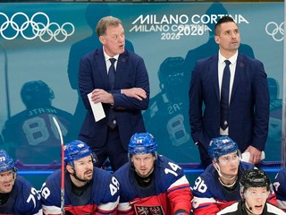 Tréner Radim Rulík (vľavo hore) na lavičke Česka počas ZOH 2026.