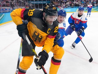 Leon Draisaitl a Oliver Okuliar vo štvrťfinálovom zápase Slovensko - Nemecko na ZOH 2026.