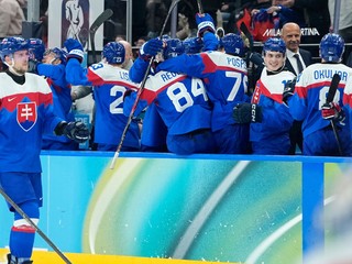 Hokejisti Slovenska oslavujú gól.