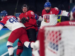 Sidney Crosby (uprostred), Martin Nečas (vľavo) a Radko Gudas (vpravo) v zápase Kanada - Česko počas ZOH 2026.
