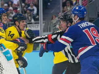 Na snímke hokejista Švédska Joel Eriksson Ek (14) a hráč USA Matthew Tkachuk (19).
