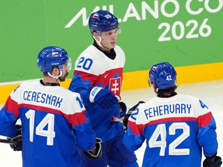 Juraj Slafkovsky (20) oslavuje gól.