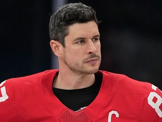 Na snímke kanadský hokejista Sidney Crosby reaguje po prehre vo finálovom dueli Kanada - USA na zimných olympijských hrách v Miláne.