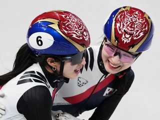 Šortrekárky Kórejskej republiky oslavujú zisk zlata.