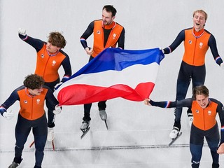Holandská zostava šortrekárov oslavuje zlato