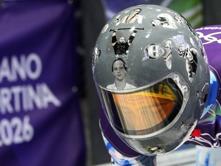 Ukrajinský skeletonista Vladislav Heraskevič má prilbu s vyobrazenými ukrajinskými športovcami, ktorí padli vo vojne s Ruskom.