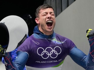 Matt Weston oslavuje zisk zlatej medaily na ZOH 2026 v Miláne a Cortine. 