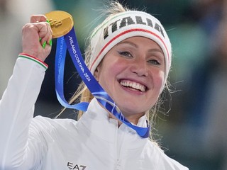 Francesca Lollobrigidová pózuje so zlatou medailou.