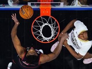 Joel Embiid v zápase proti New Orleans.