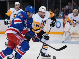 Momentka zo zápasu New York Rangers - Pittsburgh Penguins.