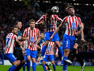 Slovenský futbalista v drese Atlética Madrid Dávid Hancko (vľavo) počas zápasu v Lige majstrov.