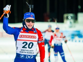 Paulína Bátovská Fialková sa raduje v cieli vytrvalostných pretekov na 15 km na podujatí Svetového pohára vo fínskom Kontiolahti.