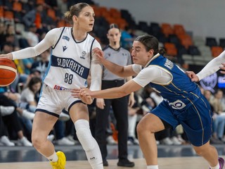 Natália Martišková (Slovensko) a Ioanna Kiprianouová (Cyprus) v kvalifikačnom zápase na ME 2027 v C - skupine.