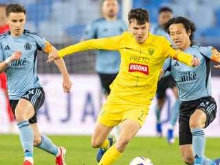 Na snímke vľavo Artur Gajdoš, vpravo Daiki Matsuoka (obaja Slovan) a uprostred Marek Okál (Žilina) vo futbalovom zápase 2. kola nadstavby Niké ligy o titul medzi ŠK Slovan Bratislava - MŠK Žilina.