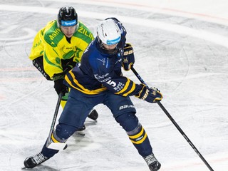 Jakub Kolenič (Žilina) a Denis Tóth (Spišská Nová Ves) bojujú o puk v zápase 54. kola hokejovej Tipsport ligy.