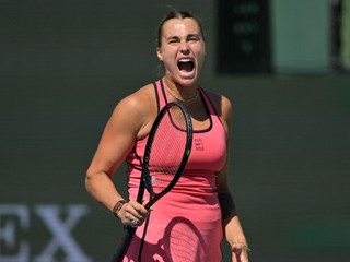 Aryna Sabalenková reaguje počas zápasu, v ktorom zdolala Naomi Osakovú.