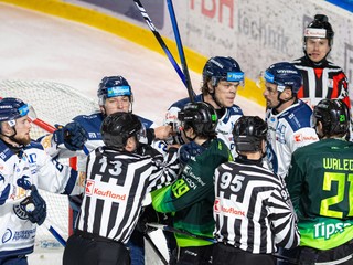 Na snímke hráči Žiliny a Popradu vo vzájomnom súboji pred bránou.