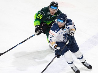 Na snímke zľava Daniel Vladimír Tkáč (Žilina) a Martin Bodák (Poprad) bojujú o puk.