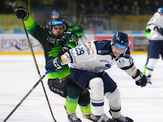 Jozef Baláž (Žilina) a Samuel Fereta (Poprad) bojujú o puk.