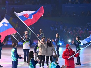 Na snímke slovenský paraalpský lyžiar Marek Kubačka a navádzačka Mária Zaťovičová sa účastnia na záverečnom ceremoniáli na XIV. zimných paralympijských hrách.