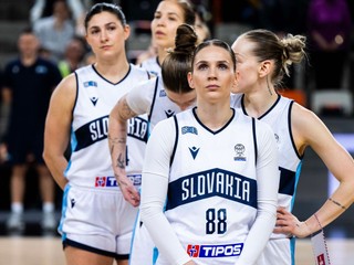 Na snímke slovenské basketbalistky počas hymny.