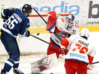 Na snímke vľavo Tomáš Marcinko (Slovan) strieľa gól brankárovi Liptovského Mikuláša Danielovi Lebedeffovi (uprostred).