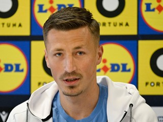 Futbalista Dávid Krčík počas tlačovej konferencie na zraze slovenskej futbalovej reprezentácie.