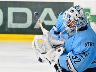 Jaroslav Janus (Slovan) chytá puk.