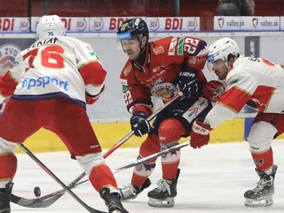 Na snímke zľava Lukáš Lunter (Zvolen) a Peter Šandor (Liptovský Mikuláš) počas zápasu HKM Zvolen - HK 32 Liptovský Mikuláš.