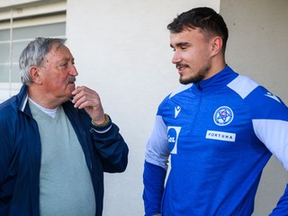Zľava Antonín Panenka, zlatý medailista z futbalových ME v Belehrade z roku 1976, a slovenský futbalový reprezentant Dávid Strelec
