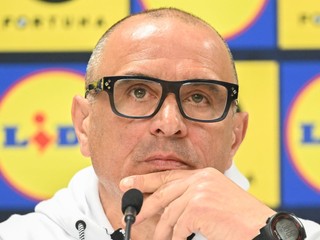 Na snímke tréner futbalistov Slovenska Francesco Calzona počas tlačovej konferencie.