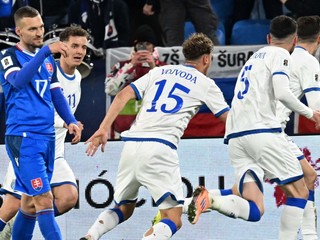 Na snímke kosovskí futalisti sa tešia z gólu na 1:1, vľavo hráč Slovenska Lukáš Haraslín počas semifinále európskej baráže.