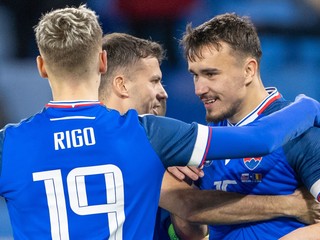 Na snímke sprava strelec gólu David Strelec, László Bénes a Tomáš Rigo (Slovensko) počas prípravného zápasu medzi Slovenskom a Rumunskom .