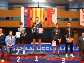 Stupeň víťazov medzi mužmi. Mychajlo Lovha sa teší z titulu.