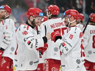 Miloš Roman (vľavo) a Patrik Hrehorčák oslavujú postup.