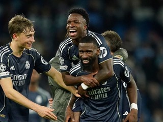 Hráči Realu Vinicius Junior (hore vpravo) a Antonio Ruediger sa radujú z gólu.