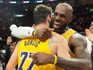 Luka Dončič (77) a LeBron James oslavujú víťazstvo.